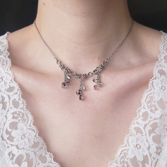 Gothic fairy dangly purple pearls necklace with a small silver chain - Picture 2 of 8